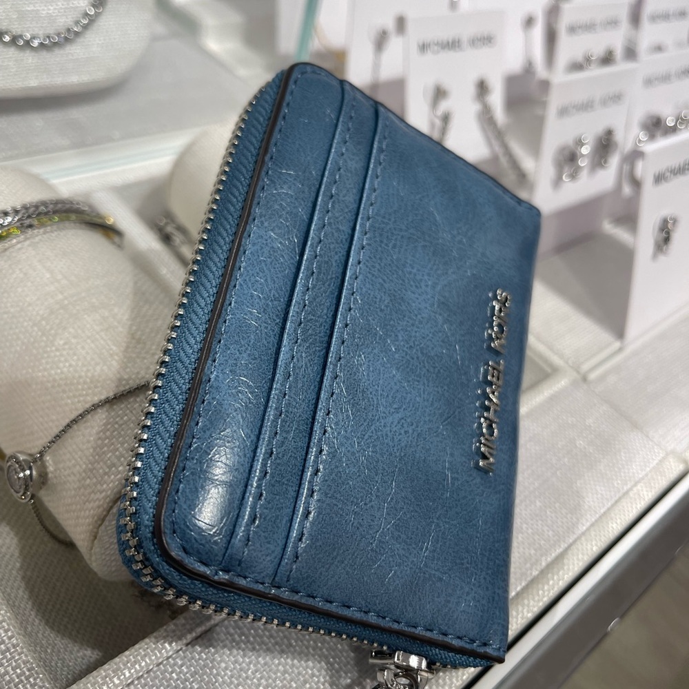 MICHAEL KORS Jet Set Medium Distressed Zip Around Card Case
Cornflower 
NWT